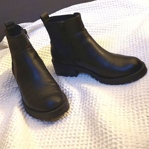 LIKE NEW Universal Thread Lug Sole Chelsea Boots